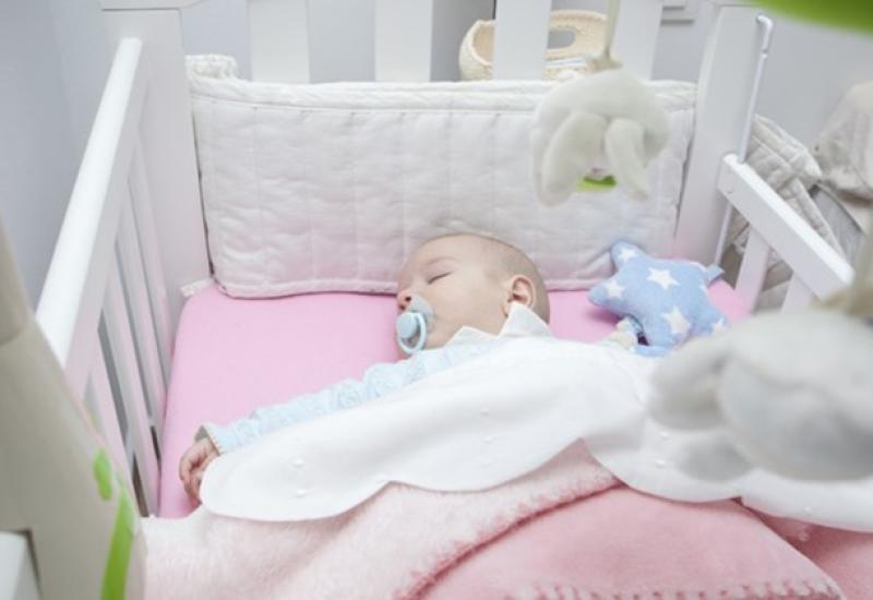 Ove predmete roditelji stavljaju u krevetiće beba, a mogli bi biti smrtonosni